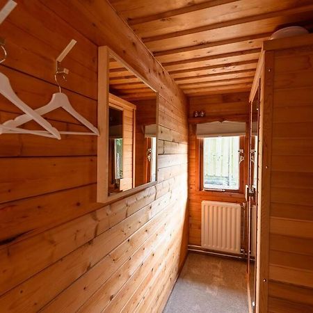 Spacious Wooden Cottage With Infra-Red Sauna At Veluwe Putten Exterior photo