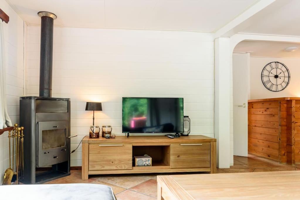 Spacious Wooden Cottage With Infra-Red Sauna At Veluwe Putten Exterior photo